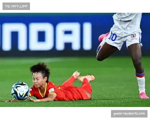 述评：争议点球未判，沙尔克04主帅赛后怒斥VAR系统“选择性失明”